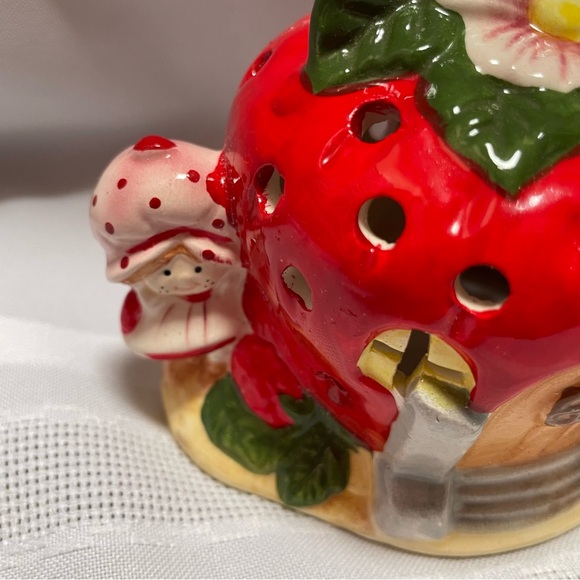 Vintage 1980 "Santa Visits Strawberry Shortcake" Christmas Figurine - Picture 4 of 9